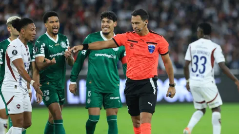 Facundo Tello, árbitro de LDU x Palmeirs – Foto: Franklin Jacome/Getty Images