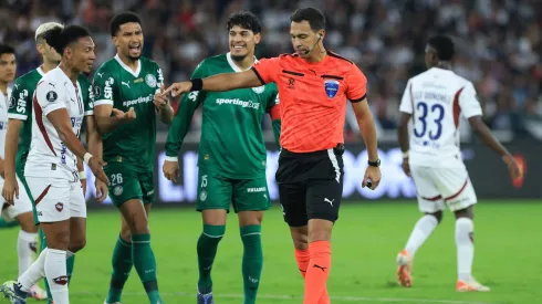 Facundo Tello em LDU x Palmeiras – Franklin Jacome/Getty Images)