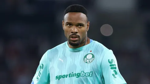 QUITO, ECUADOR – OCTOBER 23: Carlos Miguel of Palmeiras warms up prior to the Copa CONMEBOL Libertadores 2025 first-leg semifinal match between LDU Quito and Palmeiras at Rodrigo Paz Delgado Stadium on October 23, 2025 in Quito, Ecuador. (Photo by Franklin Jacome/Getty Images)
