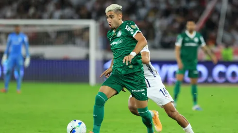 QUITO, ECUADOR – OCTOBER 23: Andreas Pereira of Palmeiras controls the ball during the Copa CONMEBOL Libertadores 2025 first-leg semifinal match between LDU Quito and Palmeiras at Rodrigo Paz Delgado Stadium on October 23, 2025 in Quito, Ecuador. (Photo by Franklin Jacome/Getty Images)