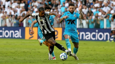 SP – SANTOS – 01/06/2025 – BRASILEIRO A 2025, SANTOS X BOTAFOGO – Rwan Cruz jogador do Botafogo durante partida contra o Santos no estadio Vila Belmiro pelo campeonato Brasileiro A 2025. Foto: Mauricio De Souza/AGIF