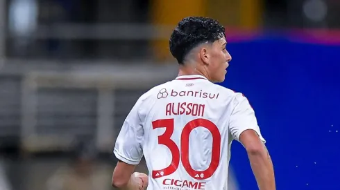 Alisson se posicionou sobre a expulsão na estreia