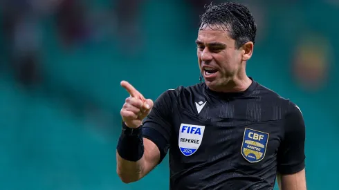 BA – SALVADOR – 22/10/2025 – BRASILEIRO A 2025, BAHIA X INTERNACIONAL – O arbitro Flavio Rodrigues de Souza<br />
durante partida entre Bahia e Internacional no estadio Arena Fonte Nova pelo campeonato Brasileiro A 2025. Foto: Jhony Pinho/AGIF