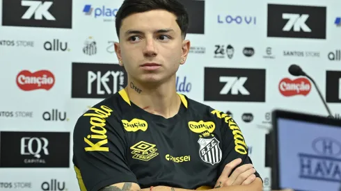 SP – SANTOS – 17/10/2025 – SANTOS, COLETIVA – Alvaro Barreal jogador do Santos durante coletiva de imprensa antes do treino da equipe realizado no CT Rei Pele. Foto: Jota Erre/AGIF