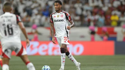 BA – SALVADOR – 05/10/2025 – BRASILEIRO A 2025, BAHIA X FLAMENGO – Cleiton jogador do Flamengo durante partida contra o Bahia no estadio Fonte Nova pelo campeonato Brasileiro A 2025. Foto: Jhony Pinho/AGIF