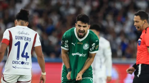 Flaco López durante jogo contra os equatorianos.
