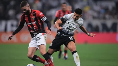 SP – SAO PAULO – 04/07/2024 – BRASILEIRO A 2024, CORINTHIANS X VITORIA – Romero jogador do Corinthians disputa lance com Wagner Leonardo jogador do Vitoria durante partida no estadio Arena Corinthians pelo campeonato Brasileiro A 2024. Foto: Ettore Chiereguini/AGIF