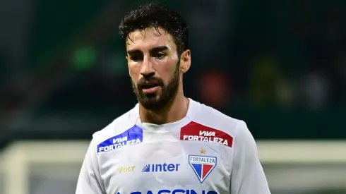 Lucero durante partida contra o Palmeiras