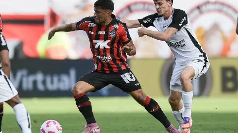 BA – SALVADOR – 25/10/2025 – BRASILEIRO A 2025, VITORIA X CORINTHIANS – Ronald jogador do Vitoria disputa lance com Garro jogador do Corinthians durante partida no estadio Barradao pelo campeonato Brasileiro A 2025. Foto: Jhony Pinho/AGIF