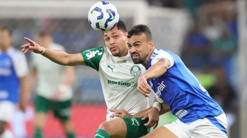 Fabrício Bruno jogador do Cruzeiro disputa lance com Vitor Roque jogador do Palmeiras – Foto: Gilson Lobo/AGIF
