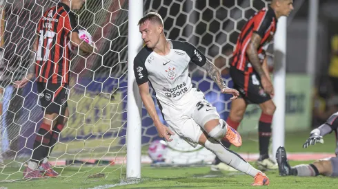 Charles jogador do Corinthians comemora seu gol com jogadores do seu time durante partida contra o Vitoria no estadio Barradao pelo campeonato Brasileiro A 2025. Foto: Jhony Pinho/AGIF