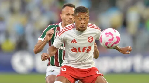 Vitinho, jogador do Internacional durante partida contra o Fluminense no estadio Maracana pelo campeonato Brasileiro A 2025. Foto: Thiago Ribeiro/AGIF
