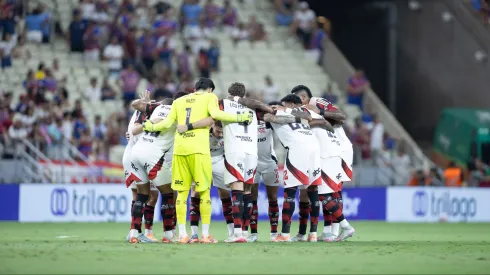 Jogadores do Flamengo posam para foto antes na partida contra Fortaleza – Foto: Baggio Rodrigues/AGIF