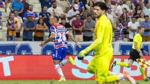 CE – FORTALEZA – 25/10/2025 – BRASILEIRO A 2025, FORTALEZA X FLAMENGO – Breno Lopes jogador do Fortaleza comemora seu gol durante partida contra o Flamengo no estadio Arena Castelao pelo campeonato Brasileiro A 2025. Foto: Lucas Emanuel/AGIF