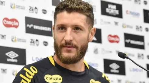 Zé Rafael durante entrevista coletiva no CT Rei Pelé.