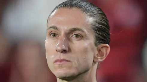 Filipe Luís nega "corpo mole" por medo de lesão antes de jogo contra o Racing.