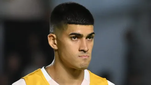 Adonis Frías jogador do Santos durante aquecimento antes da partida contra o Gremio no estadio Vila Belmiro pelo campeonato Brasileiro A 2025.