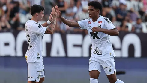 Souza (direita) comemora após empatar para o Santos diante do Botafogo no Rio de Janeiro (Photo by Wagner Meier)