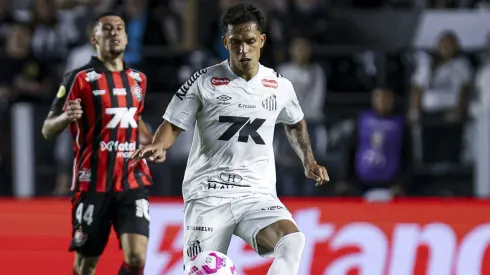 Igor Vinicius, lateral do Santos em partida pelo campeonato brasileiro (Foto: Ricardo Moreira/Getty Images)