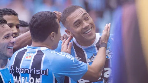 Carlos Vinícius jogador do Grêmio comemora seu gol durante partida contra o Juventude – Foto: Maxi Franzoi/AGIF