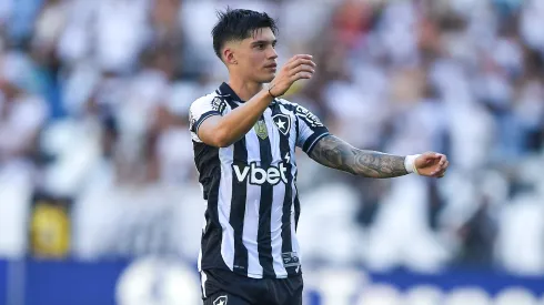 El jugador de Botafogo, Joaquín Correa, celebra su gol durante un partido contra Santos en el estadio de Engenhao, en el Campeonato Brasileño 2025. Foto: Thiago Ribeiro/AGIF