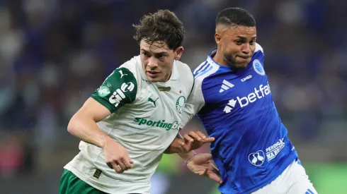Wanderson jogador do Cruzeiro disputa lance com Giay jogador do Palmeiras durante partida no estadio Mineirao pelo campeonato Brasileiro A 2025. Foto: Gilson Lobo/AGIF