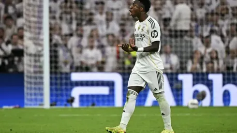 Vinícius Júnior questiona substituição em Real Madrid x Barcelona (Foto: JAVIER SORIANO / AFP)