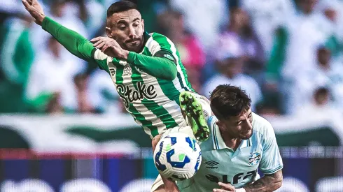 RS – CAXIAS DO SUL – 01/06/2025 – BRASILEIRO A 2025, JUVENTUDE X GREMIO – Alan Ruschel jogador do Juventude disputa lance com Cristian Oliveira jogador do Gremio durante partida no estadio Alfredo Jaconi pelo campeonato Brasileiro A 2025. Foto: Giancarlo Santorum/AGIF