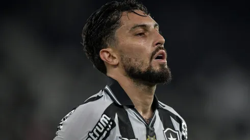 Lateral deu a sua opinião – Foto: Thiago Ribeiro/AGIF.