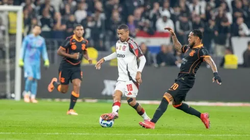 SP – SAO PAULO – 28/09/2025 – BRASILEIRO A 2025, CORINTHIANS X FLAMENGO -Nicolas de la Cruz jogador do Flamengo durante partida contra o Corinthians no estadio Arena Corinthians pelo campeonato Brasileiro A 2025. Foto: Joisel Amaral/AGIF