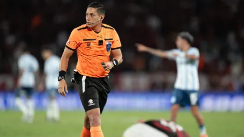 RJ – RIO DE JANEIRO – 22/10/2025 – COPA LIBERTADORES 2025, FLAMENGO X RACING – O arbitro Jesus Valenzuela durante partida entre Flamengo e Racing no estadio Maracana pelo campeonato Copa Libertadores 2025. Foto: Jorge Rodrigues/AGIF