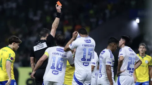 Jogadores do Cruzeiro reclamam com o árbitro após a expulsão de Fabrício Bruno contra o Palmeiras