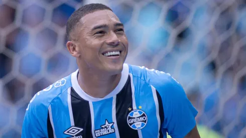 Carlos Vinicius jogador do Gremio comemora seu gol durante partida contra o Juventude no estadio Arena do Gremio pelo campeonato Brasileiro A 2025. Foto: Maxi Franzoi/AGIF