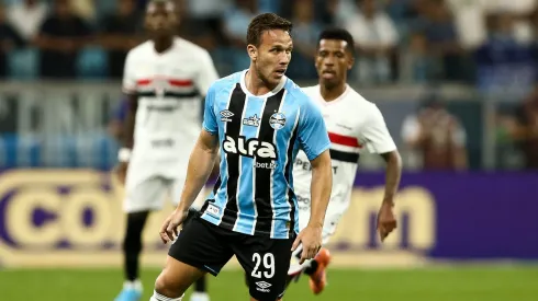 Arthur, volante do Grêmio em partida pelo campeonato brasileiro (Foto: Pedro H. Tesch/Getty Images)