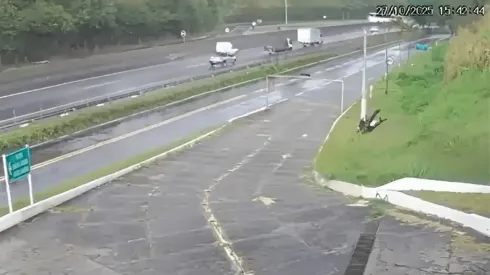 Ônibus com torcedores do Flamengo tombou na BR-116 nesta segunda-feira – Foto: Reprodução/X
