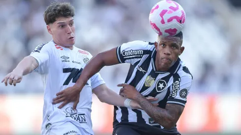 Danilo jogador do Botafogo disputa lance com Rollheiser jogador do Santos – Foto: Thiago Ribeiro/AGIF