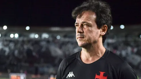 Fernando Diniz no comando do Vasco durante o duelo contra o Cruzeiro – Foto: Thiago Ribeiro/AGIF