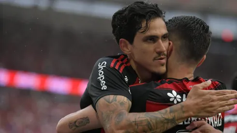 RJ – RIO DE JANEIRO – 19/10/2025 – BRASILEIRO A 2025, FLAMENGO X PALMEIRAS – Jorginho jogador do Flamengo comemora seu gol com Pedro jogador da sua equipe durante partida contra o Palmeiras no estadio Maracana pelo campeonato Brasileiro A 2025. Foto: Thiago Ribeiro/AGIF