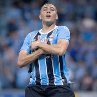 Carlos Vinícius deixa Pavón e Cristian Olivera no chinelo e tem protagonismo exposto no Grêmio