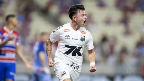 Barreal jogador do Santos comemora seu gol durante partida contra o Fortaleza no estadio Arena Castelao pelo campeonato Brasileiro A 2025. Foto: Baggio Rodrigues/AGIF