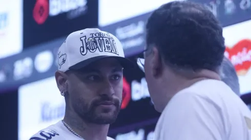 Marcelo Teixeira ao lado de Ney Jr. em apresentação na Vila Belmiro.