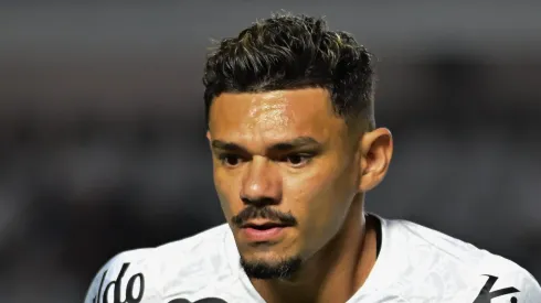 Tiquinho Soares durante jogo do Brasileirão.