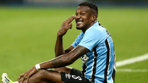 Edenílson, volante do Grêmio em partida pelo campeonato brasileiro (Foto: Pedro H. Tesch/Getty Images)