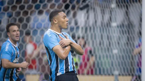 RS – PORTO ALEGRE – 16/10/2025 – BRASILEIRO A 2025, GREMIO X SAO PAULO – Carlos Vinicius jogador do Gremio comemora seu gol durante partida contra o Sao Paulo no estadio Arena do Gremio pelo campeonato Brasileiro A 2025. Foto: Maxi Franzoi/AGIF