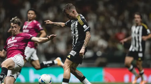 Bernard toca na saída do goleiro para marcar 2º gol do Atlético na noite – Foto: Pedro Souza/Atlético