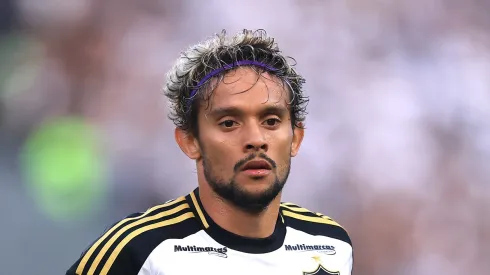 Gustavo Scarpa em campo pelo Atlético contra o Vasco.