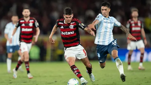 RJ – RIO DE JANEIRO – 22/10/2025 – COPA LIBERTADORES 2025, FLAMENGO X RACING – Ayrton Lucas jogador do Flamengo durante partida contra o Racing no estadio Maracana pelo campeonato Copa Libertadores 2025. Foto: Jorge Rodrigues/AGIF