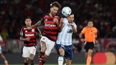 Léo Pereira disputa lance em Flamengo x Racing – (Photo by Wagner Meier/Getty Images)