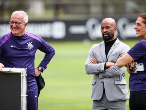 Dorival assiste treino do time feminino do Corinthians no CT