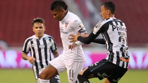 LDU possui desvantagem quando enfrenta brasileiros na Libertadores (Photo by Dolores Ochoa – Pool)